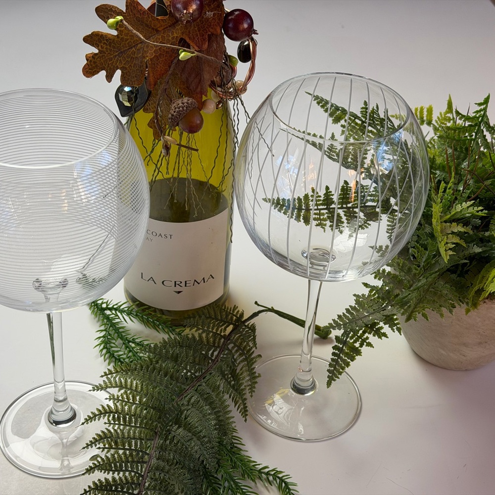 Two Mikasa Gorgeous Balloon Wine Glass Set - Elegant Etched Design - Picture 7 of 9